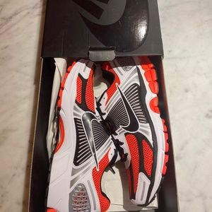Nike Zoom Vomero SE 5 Crimson